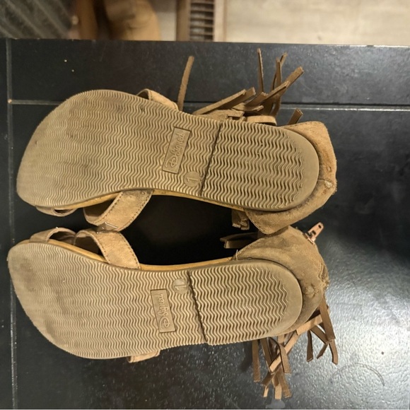 Kids Tan Faux Suede Gladiator Sandals Fringe Studded Zip Back Size Unknown - Picture 4 of 4